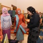 Persit KODAM XIV/Hasanuddin Tampilkan Kreasi Tenun Khas Tolaki Persit KODAM XIV/Hasanuddin Tampilkan Kreasi Tenun Khas Tolaki