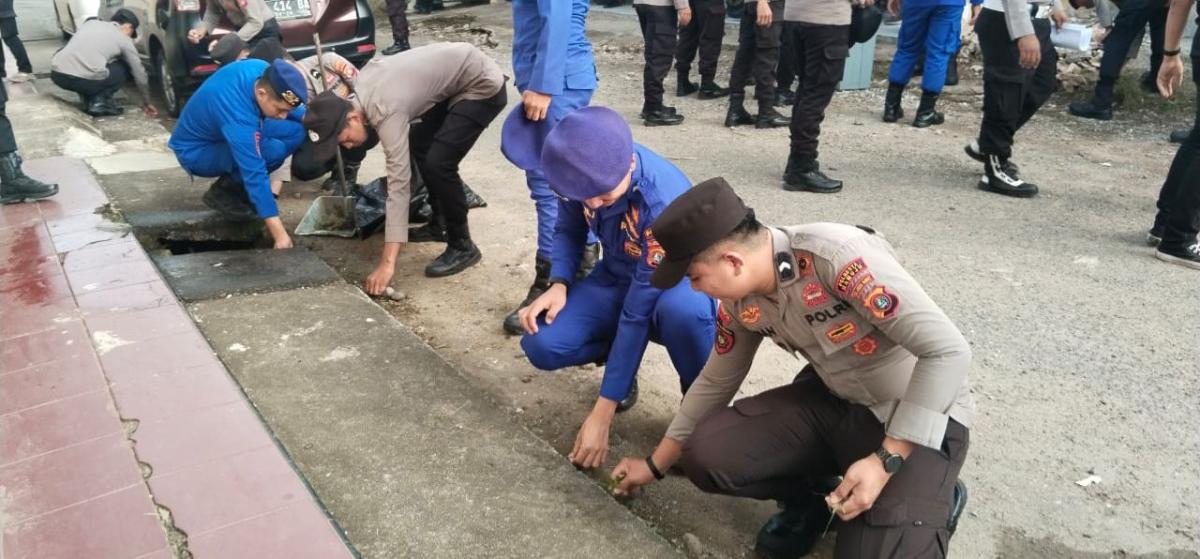 Personil Polresta Mamuju Aksi Peduli Kebersihan di Halaman Mapolresta