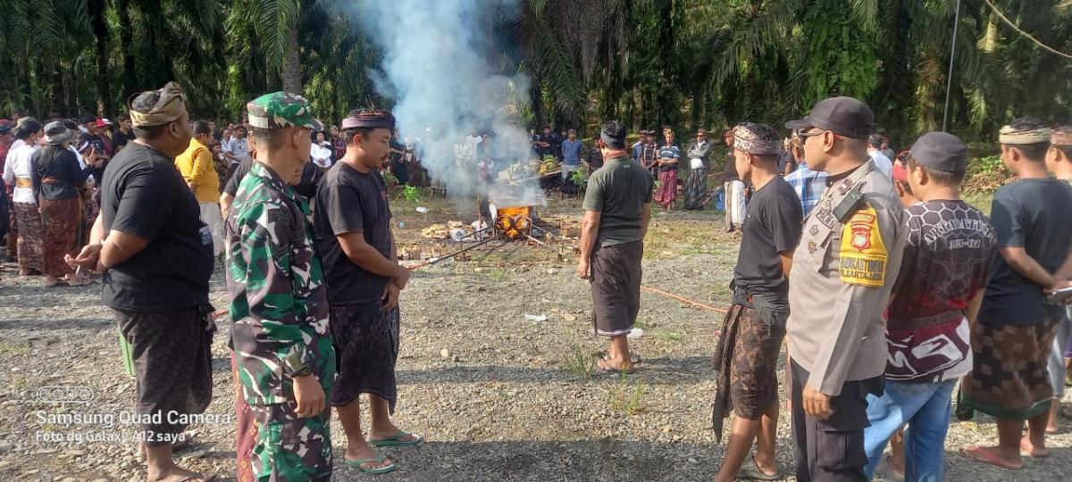 Bhabinkamtibmas Polsek Pasangkayu Bersama Pecalang Amankan Upacara Ngaben. Bhabinkamtibmas Polsek Pasangkayu Bersama Pecalang Amankan Upacara Ngaben.