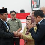 Fraksi DPRD Sulbar Sepakat Lanjutkan Pembahasan Ranperda Perubahan Susunan Perangkat Daerah. Fraksi DPRD Sulbar Sepakat Lanjutkan Pembahasan Ranperda Perubahan Susunan Perangkat Daerah.