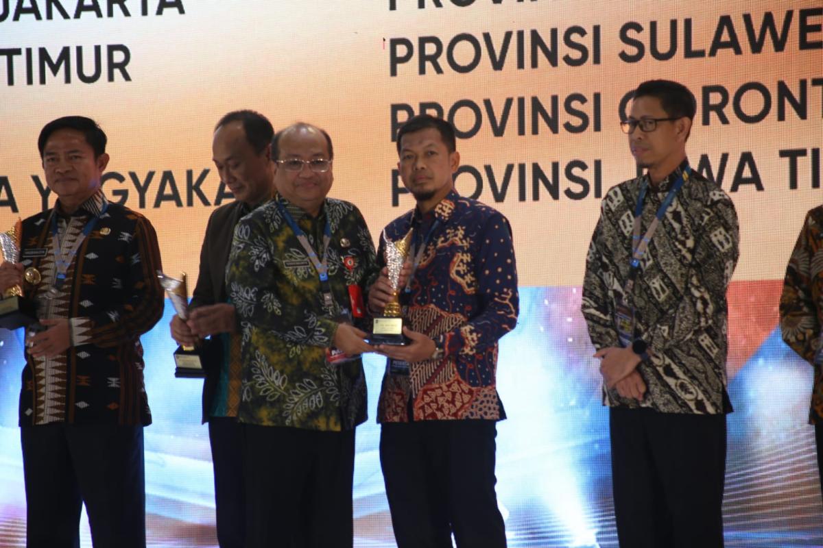 Sulawesi Barat Raih Penghargaan APBD Award 2024 Sulawesi Barat Raih Penghargaan APBD Award 2024