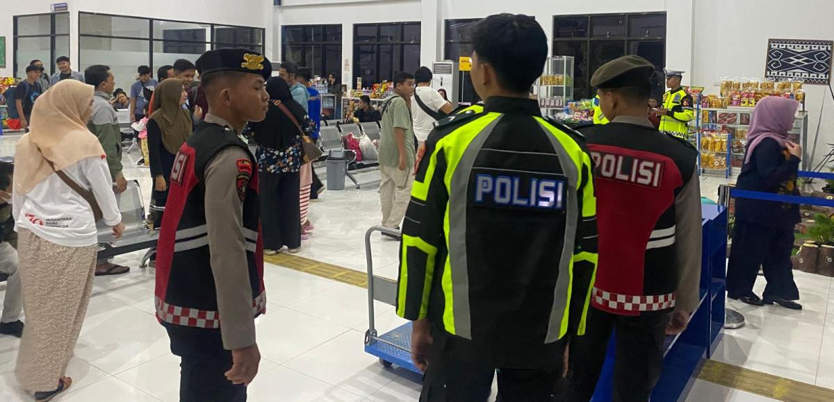 Petugas Operasi Lilin Polresta Mamuju Pengamanan di Terminal Bus Simbuang