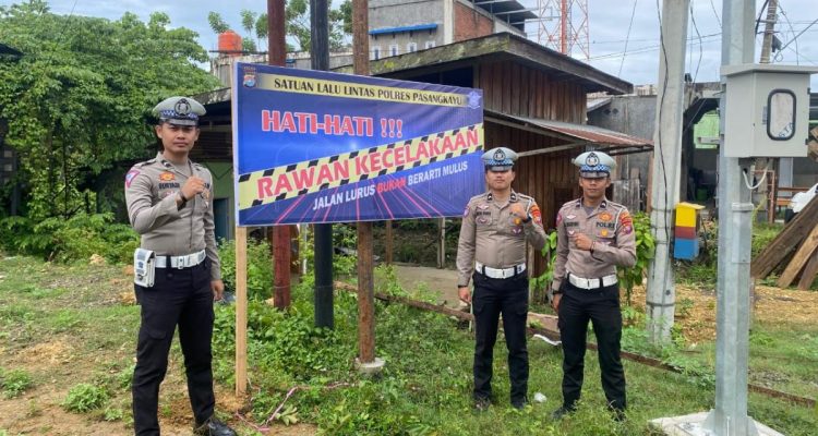 Satlantas Polres Pasangkayu Pasang Spanduk Imbauan di Sejumlah Titik Rawan Kecelakaan