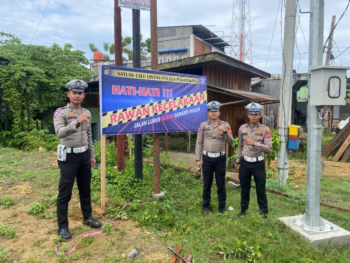 Satlantas Polres Pasangkayu Pasang Spanduk Imbauan di Sejumlah Titik Rawan Kecelakaan