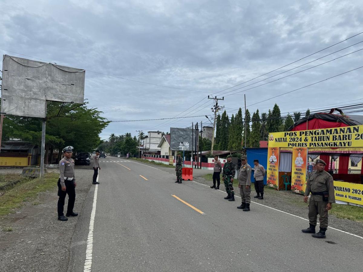 Personel Pospam Perbatasan Sarjo Polres Pasangkayu Laksanakan Pengaturan Lalu Lintas