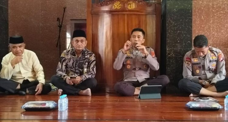 Kapolresta Mamuju Kombes Pol Ardi Sutriono Gelar Jumat Curhat,