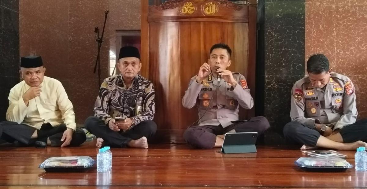 Kapolresta Mamuju Kombes Pol Ardi Sutriono Gelar Jumat Curhat,