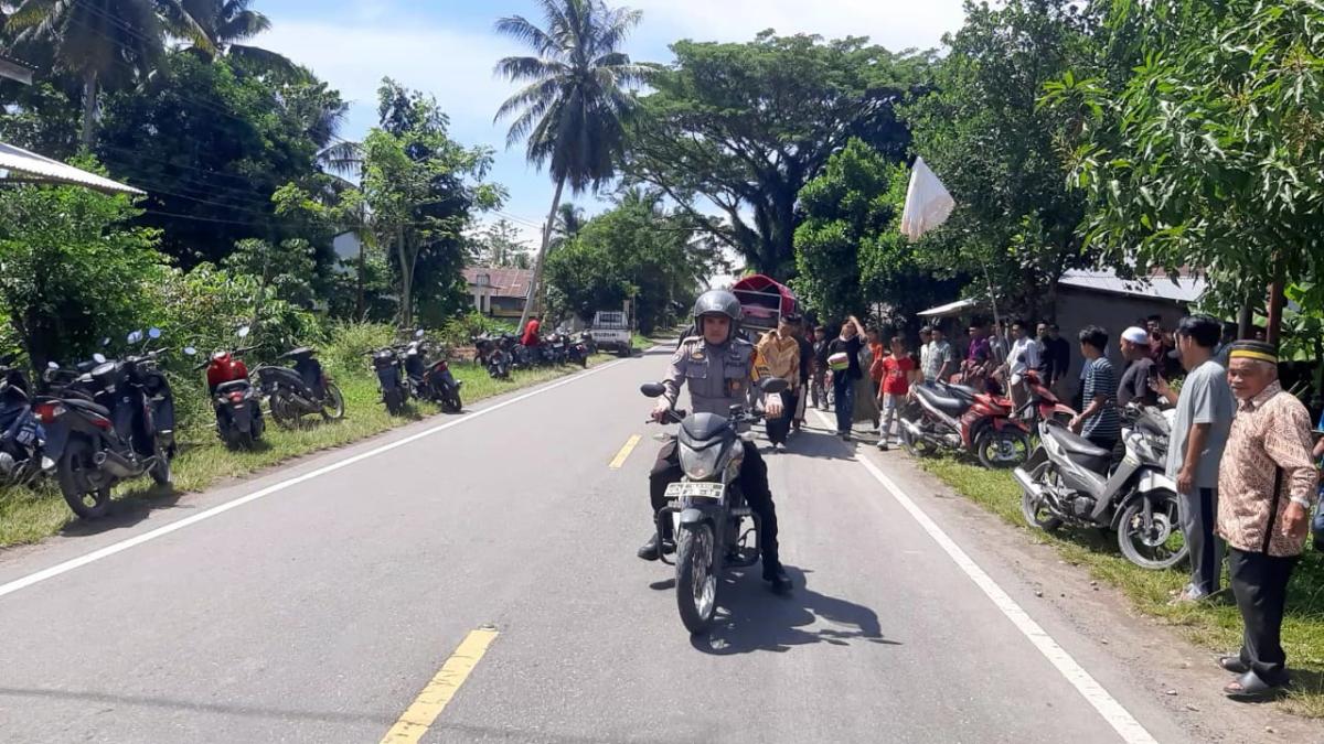 Bhabinkamtibmas Polsek Bambalamotu Mengawal Jenazah Warga Binaan