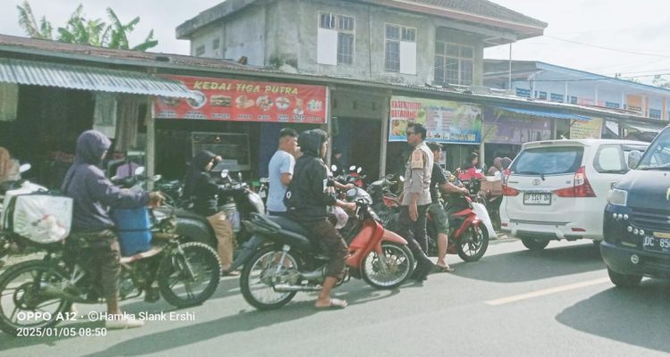 Personil Polsek Tapalang  PAM Dan Gatur Arus Lalulintas Dipasar