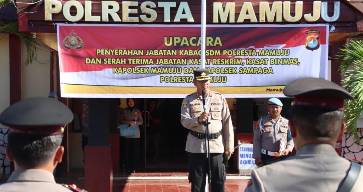 Kapolresta Mamuju Pimpin Upacara Penyematan Jabatan Kabag SDM dan Sertijab Beberapa Kasat serta Kapolsek=