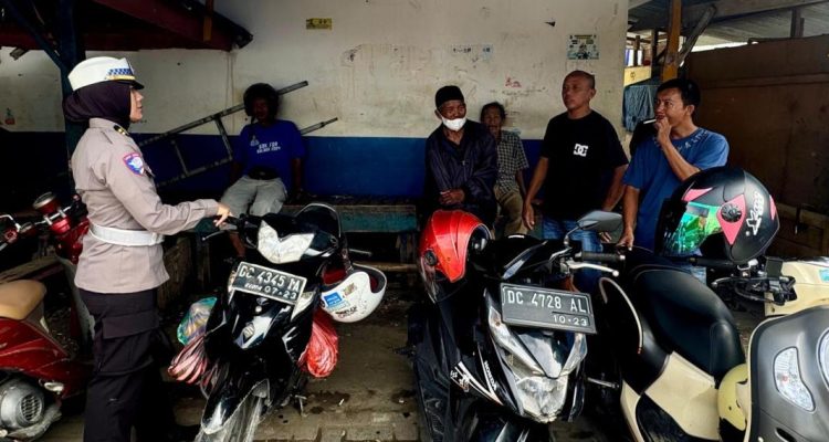 SatLantas Polresta Mamuju Bagikan Stiker Kepada Pengguna Jalan