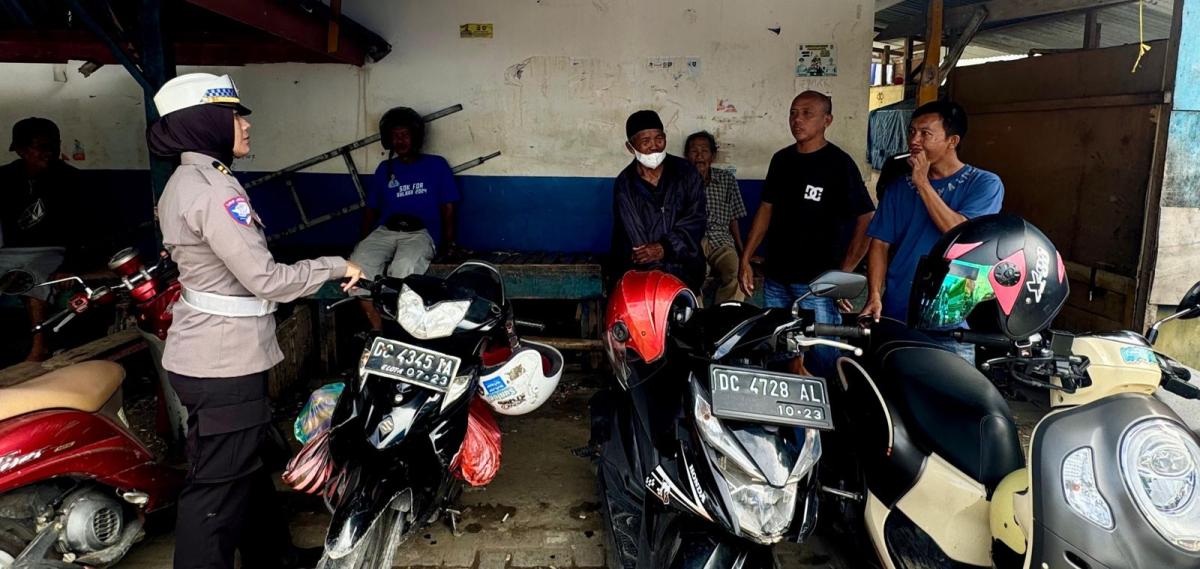 SatLantas Polresta Mamuju Bagikan Stiker Kepada Pengguna Jalan