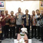 Perkuat Sinergi, Kakanwil Kemenkum Sulbar Bersama Pimti Temui Kapolda Sulbar Perkuat Sinergi, Kakanwil Kemenkum Sulbar Bersama Pimti Temui Kapolda Sulbar