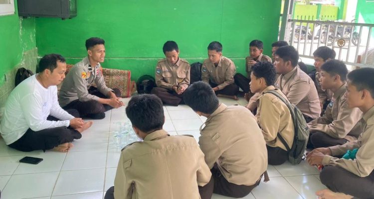 Bripda Aco Syahputra Tanamkan Jiwa Disiplin di MAN 1 Mamuju