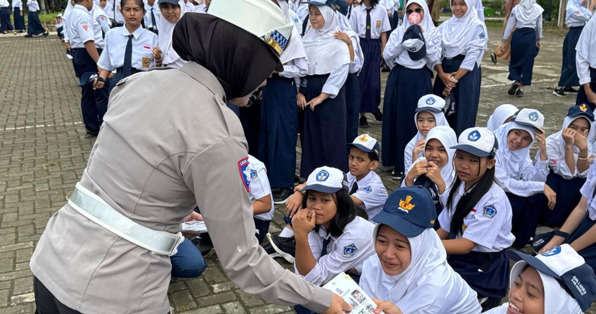 Kanit Kamsel Polresta Mamuju Goes To School di SMPN 2 Mamuju