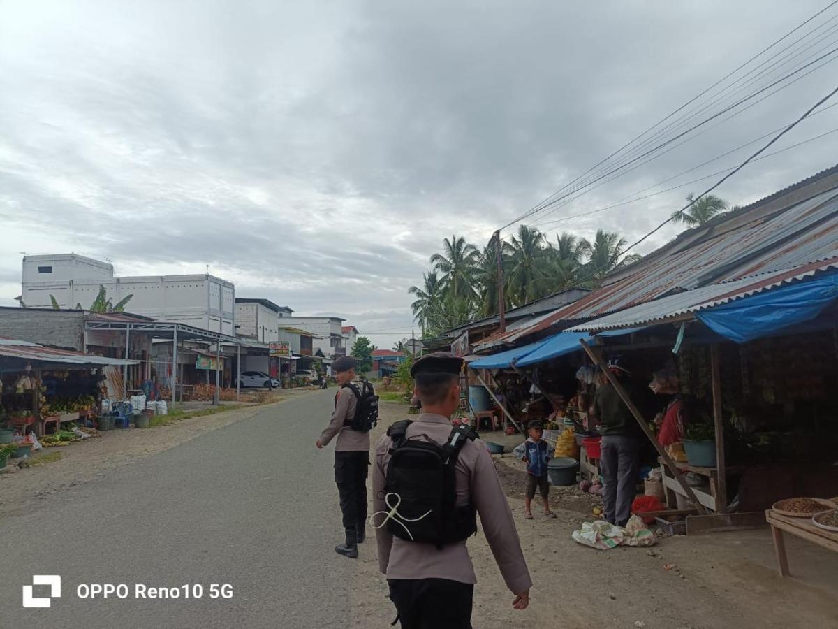 Sat Samapta Polres Pasangkayu Gelar Patroli Jalan Kaki di Permukiman Warga