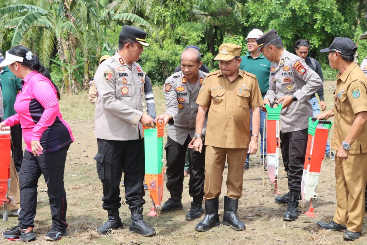 Kapolres Pasangkayu ikuti Penanaman Jagung Satu Juta Hektar Di Desa Ako.