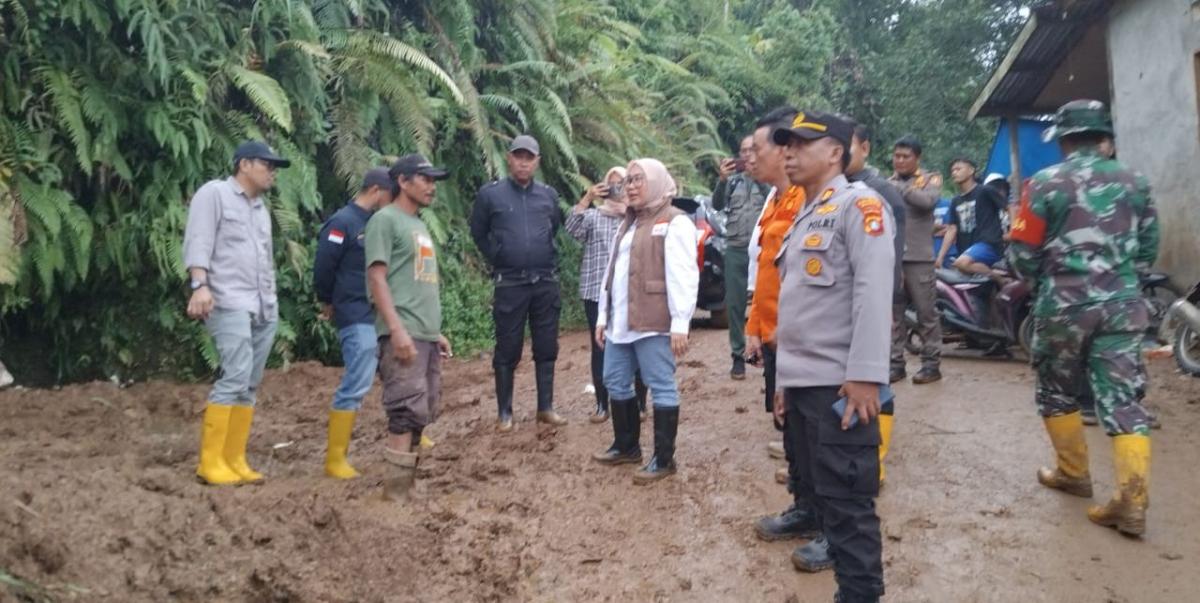 Kapolsek Mamuju Dampingi Kunjungan Perwakilan BNPB di Lokasi Longsor Tamasappi