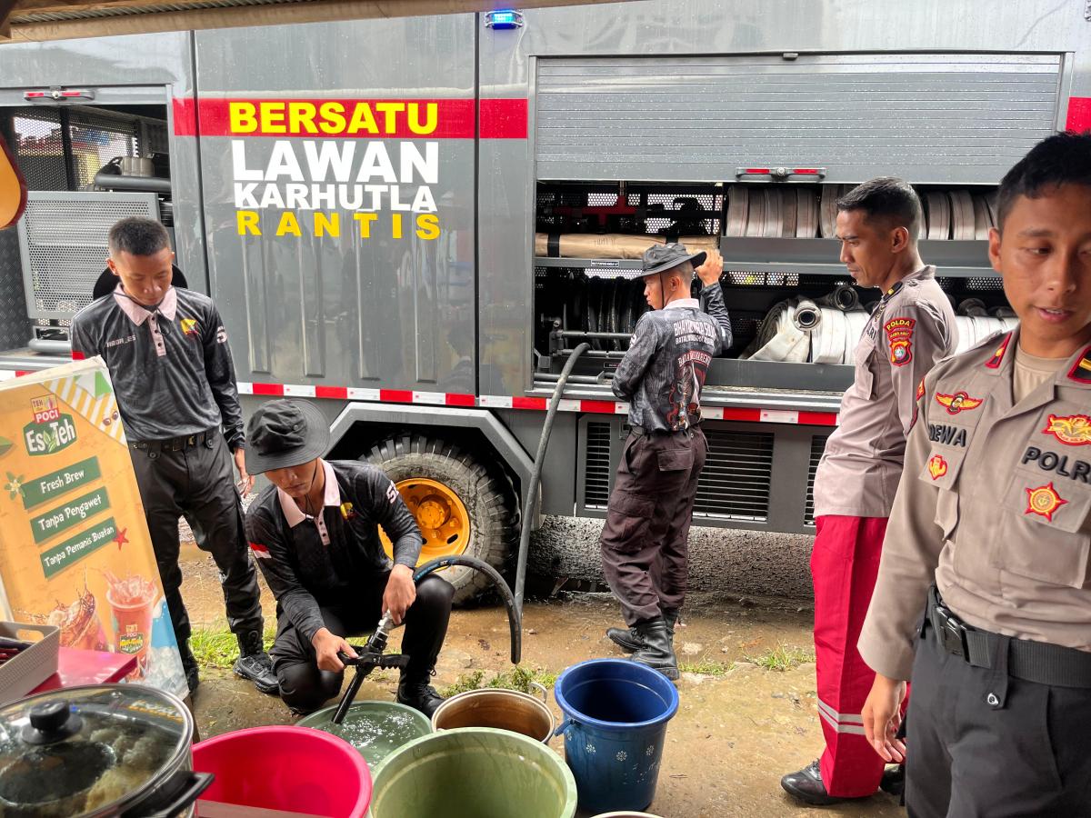 Dampak Banjir Samapta Polda Sulbar Suplai Air Bersih