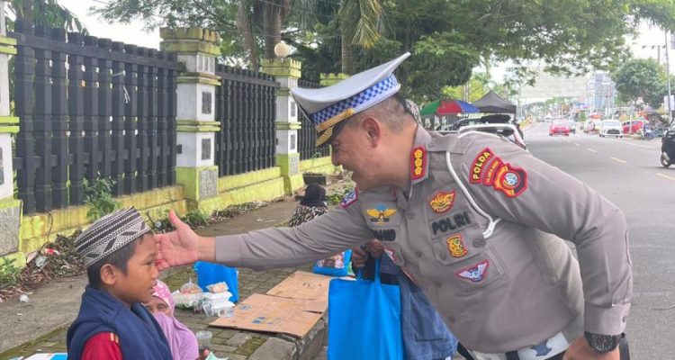 Ditlantas Polda Sulbar Berbagi Sembako dengan Masyarakat