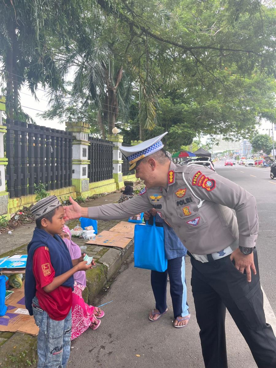 Ditlantas Polda Sulbar Berbagi Sembako dengan Masyarakat