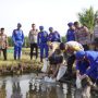 Kapolda Sulbar Kolaborasi Masyarakat Kalukku Tebar Benih Ikan Bandeng