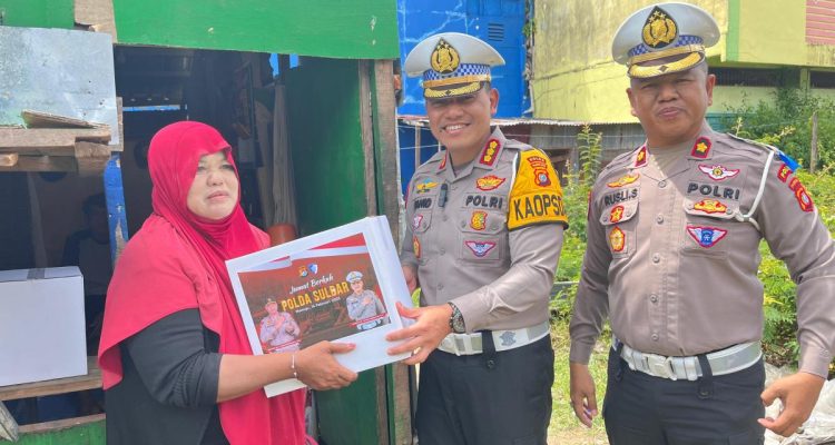 Ditlantas Polda Sulbar Salurkan Bantuan Kapolda untuk Masyarakat Mamuju