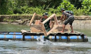 TMMD ke-123, Material Bangunan Diseberangkan di Tengah Derasnya Arus