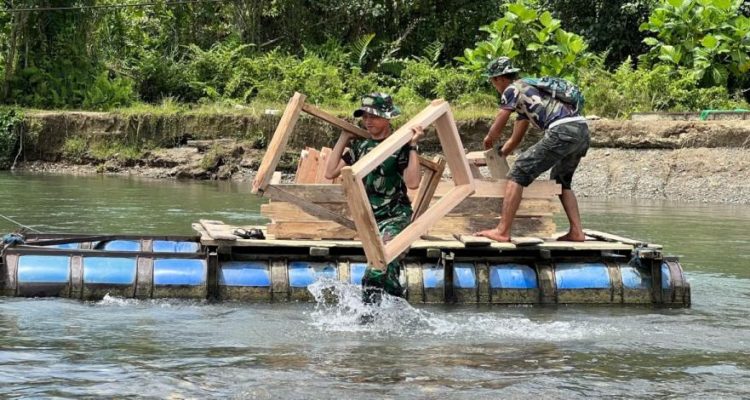 TMMD ke-123, Material Bangunan Diseberangkan di Tengah Derasnya Arus