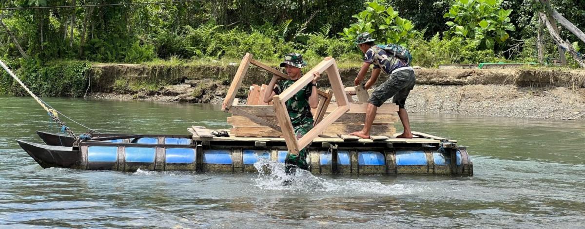 TMMD ke-123, Material Bangunan Diseberangkan di Tengah Derasnya Arus