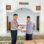 Dirlantas Polda Sulbar Bagikan Sembako dan Perlengkapan Sholat