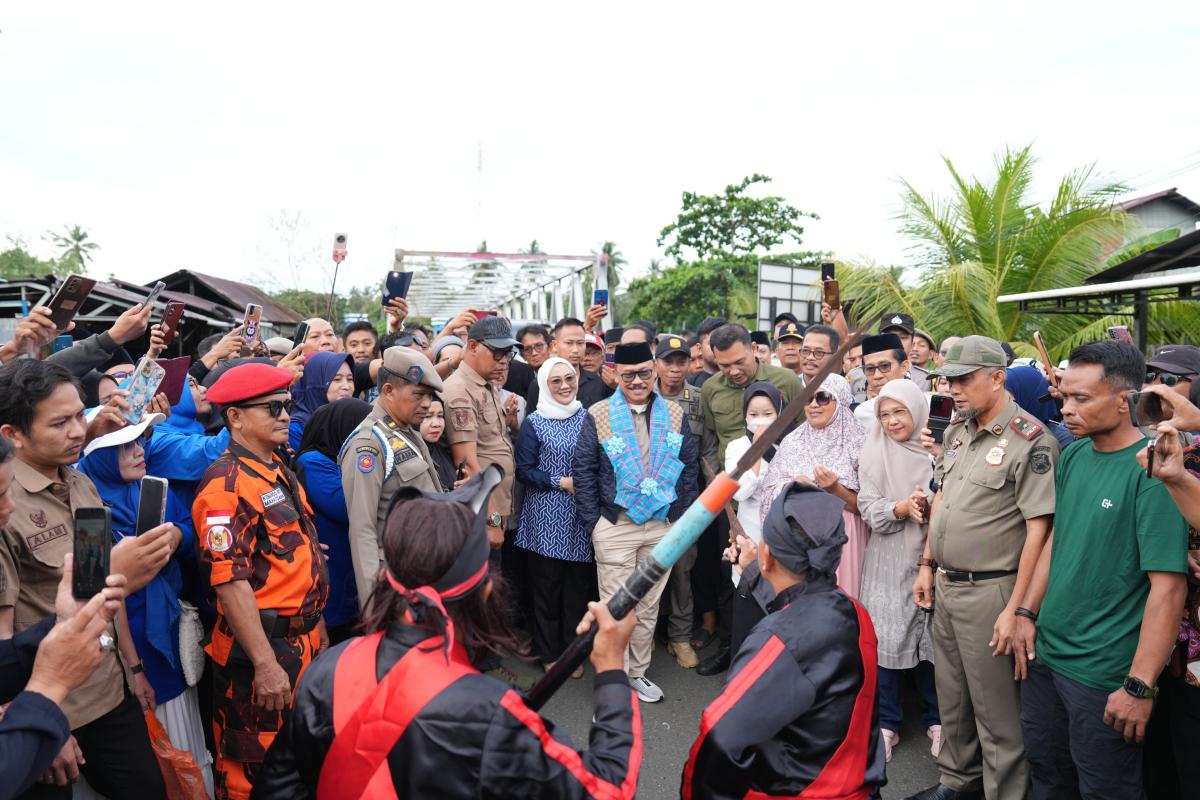 Warga Padati Gerbang Selatan Mamuju Sambu Suhardi Duka dan  Sutinah Suhardi