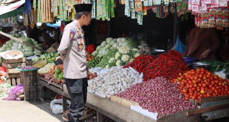 Kapolresta Mamuju Tinjau Harga Bahan Pokok 