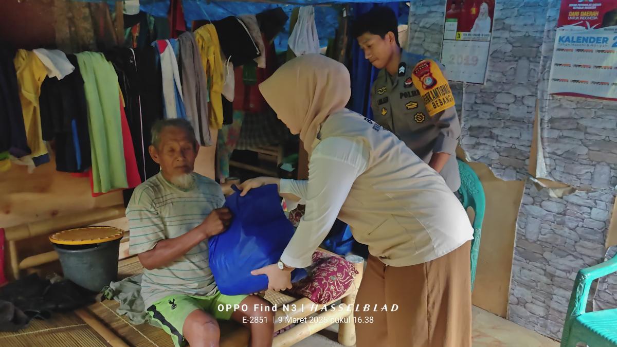 Bintara Polri Lintas Angkatan Sulbar Bagikan Sembako 