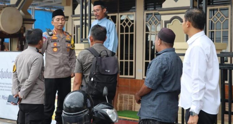 Kapolresta Mamuju Shalat Ashar Berjamaah di Masjid Timbu