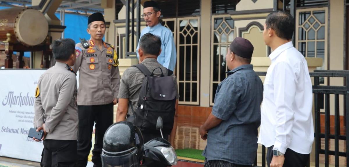 Kapolresta Mamuju Shalat Ashar Berjamaah di Masjid Timbu