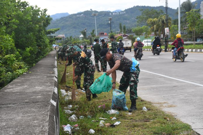 Prajurit Korem 142/Tatag Gotong Royong Bersihkan Sampah.