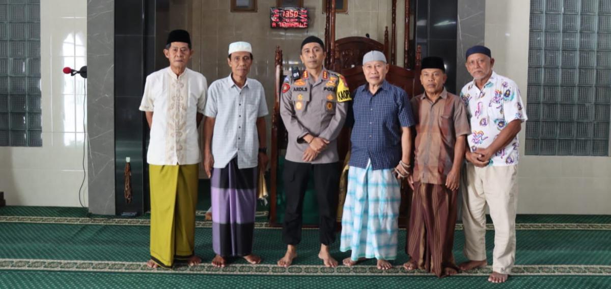 Kapolresta Mamuju  Safari Ramadan di Masjid Axuri