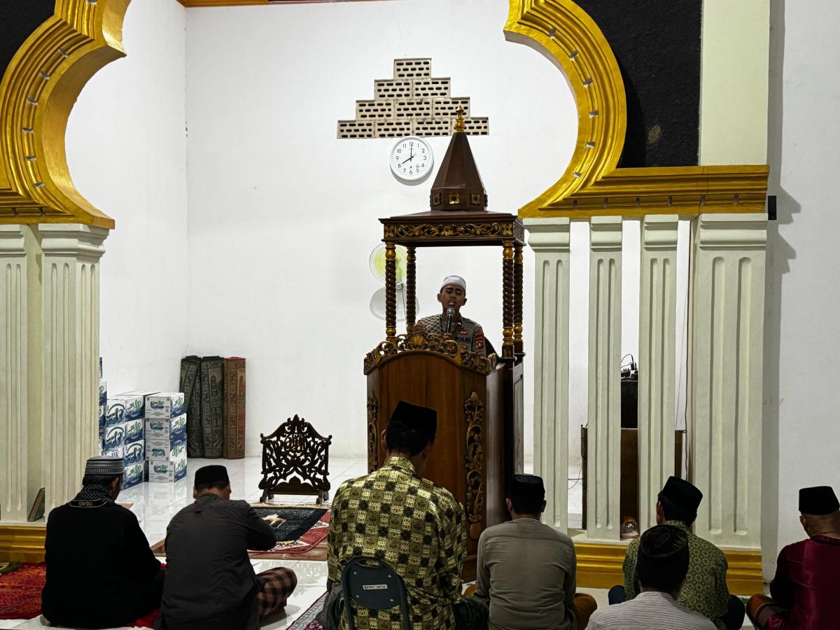 Safari Ramadhan Polda Sulbar: Bripda Elfata dan Ananda Berikan Sentuan Agama di Masjid Sitti Aisyah