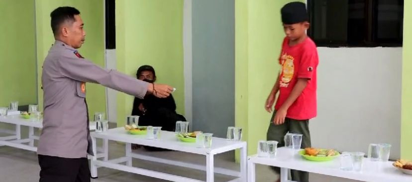 Kapolresta Mamuju Beri Sedekah Kepada Warga Kurang Mampu di Masjid Muttahidah