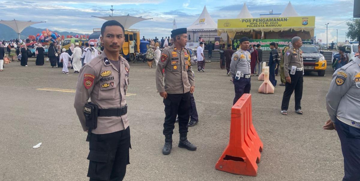 Kapolresta Mamuju Laksanakan Shalat Idul fitri di Anjungan Pantai Manakarra Serta Pantau Pengamanan