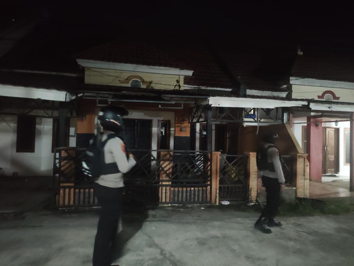 Personil Polresta Mamuju  Patroli Jalan Kaki di Pemukiman Warga