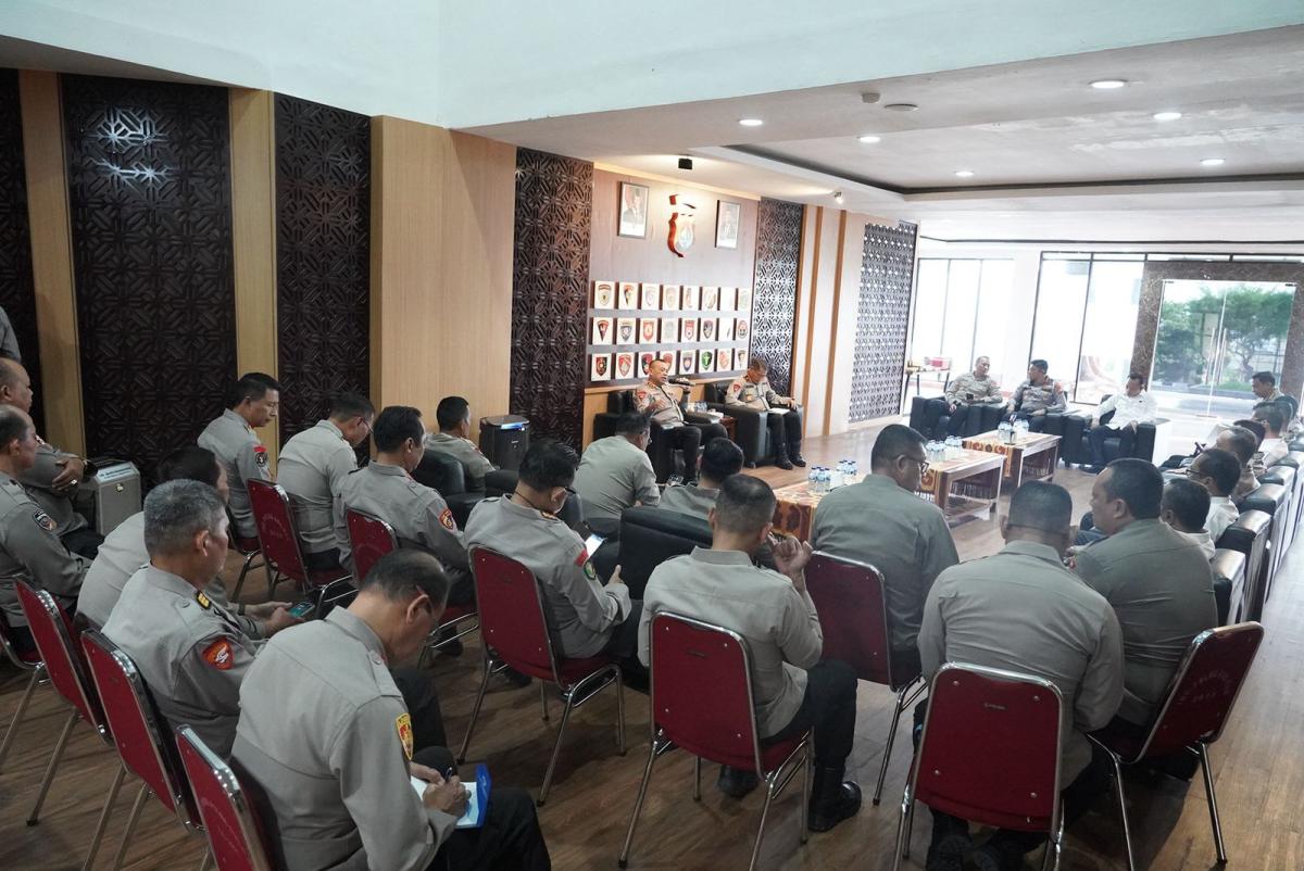 Kapolda Sulbar Pimpin Anev Mingguan, Tekankan Profesionalitas dan Kesiapsiagaan Personel