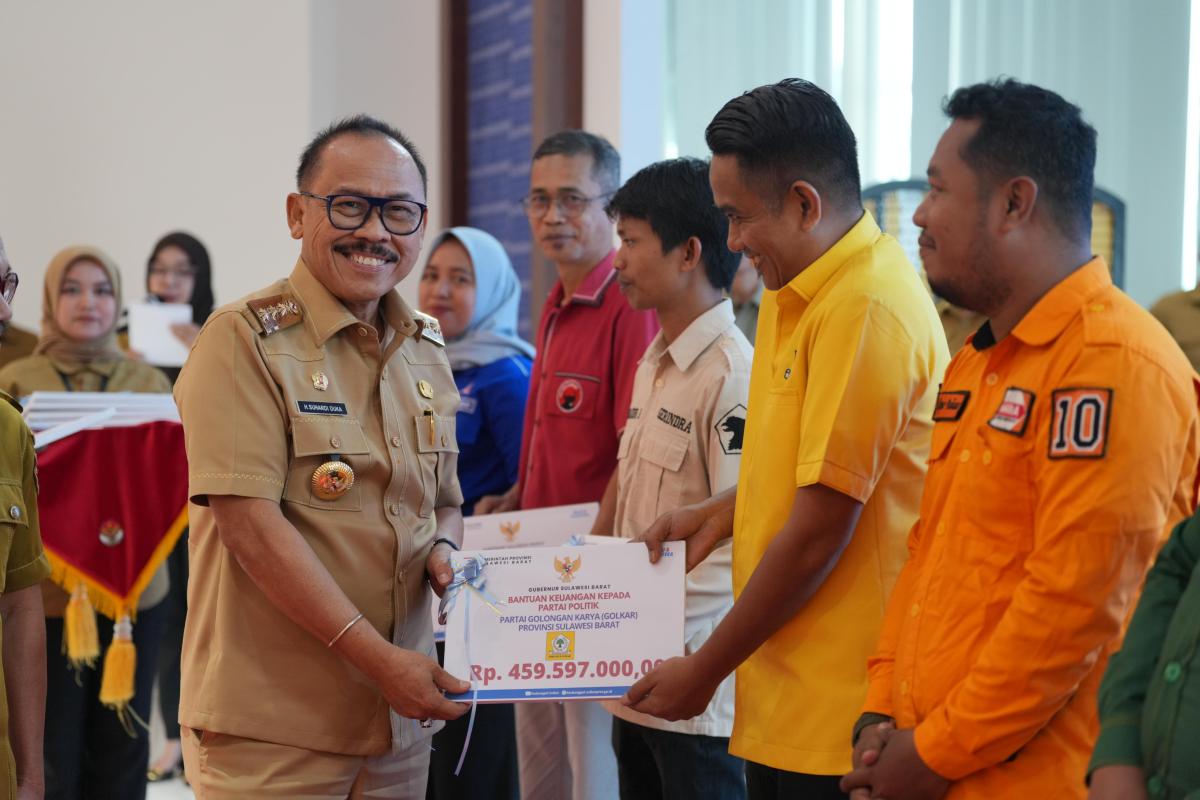 Pemprov Sulbar Serahkan Bantuan Rp 2,2 Miliar ke Parpol Pemprov Sulbar Serahkan Bantuan Rp 2,2 Miliar ke Parpol