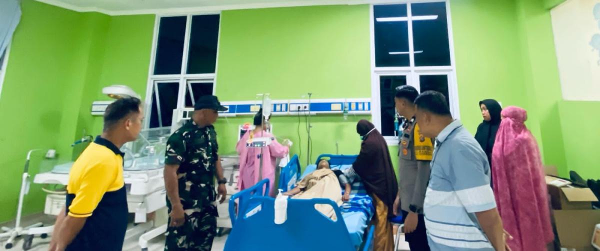 Warga Keracunan di Kebun, Bhabinkamtibmas Polsek Mamuju Sigap Evakuasi Korban Warga Keracunan di Kebun, Bhabinkamtibmas Polsek Mamuju Sigap Evakuasi Korban