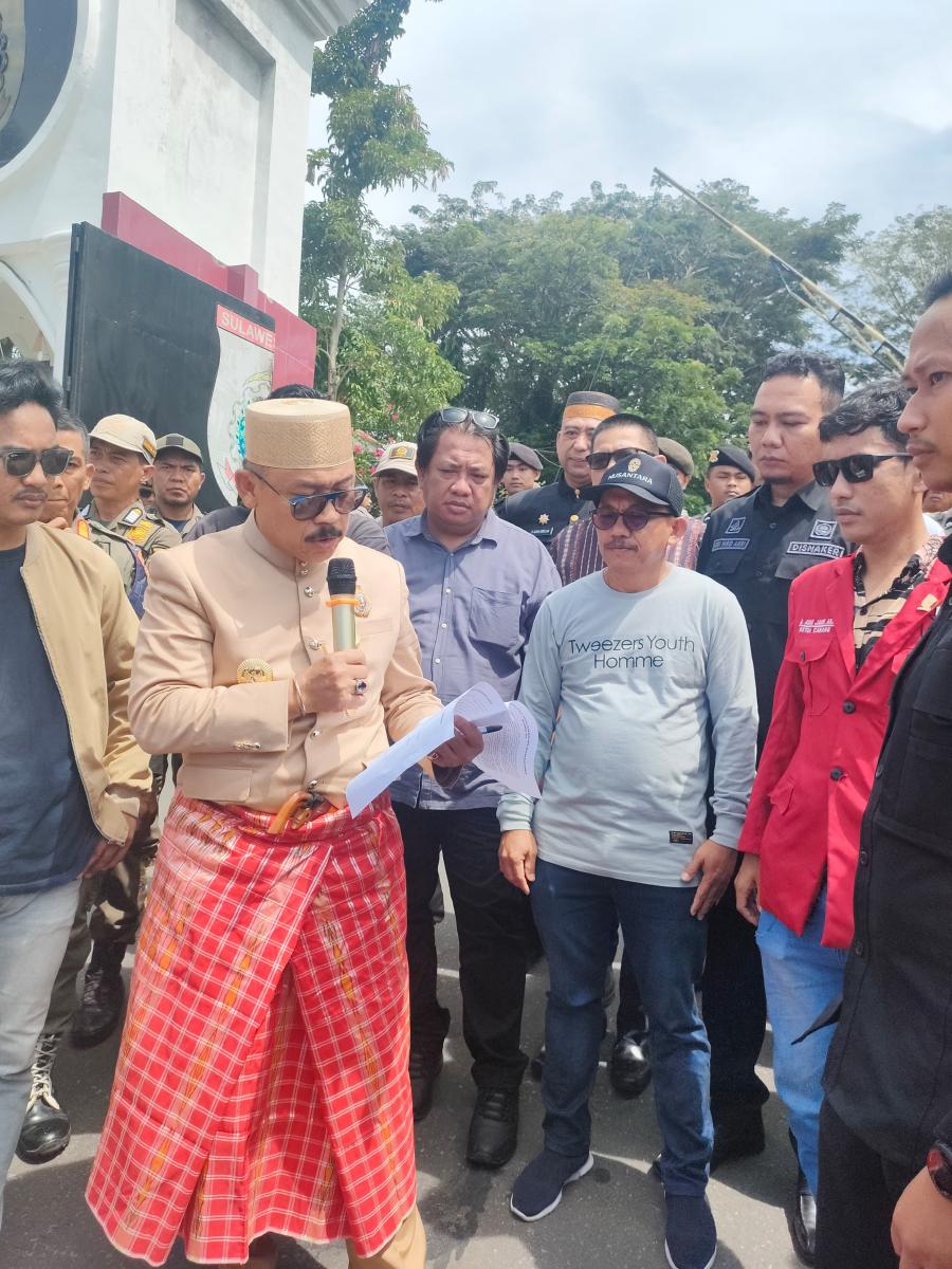 Aksi May Day dan Hardiknas di Sulbar: Gubernur SDK Temui Massa  Aksi May Day dan Hardiknas di Sulbar: Gubernur SDK Temui Massa