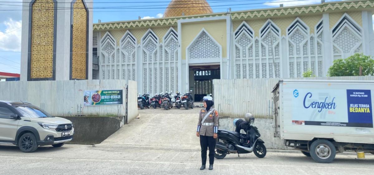 Polwan Polresta Mamuju Pengamanan di Setiap Masjid Polwan Polresta Mamuju Pengamanan di Setiap Masjid