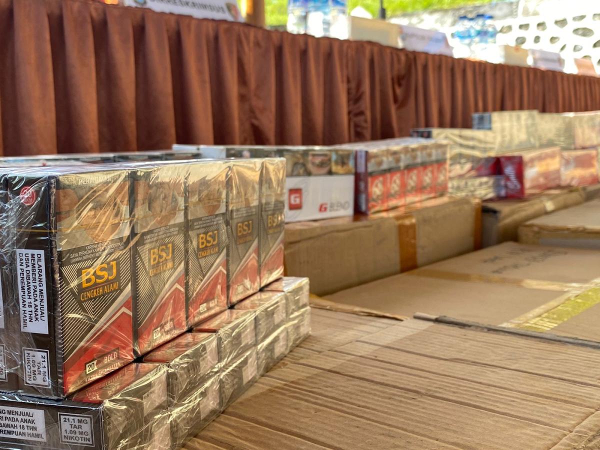 Pemprov Sulbar dan Polda Perkuat Sinergi, Berantas Peredaran Rokok Ilegal di Pasa uhran Pemprov Sulbar dan Polda Perkuat Sinergi, Berantas Peredaran Rokok Ilegal di Pasa uhran