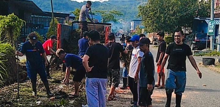 Bhabinkamtibmas Polsek Mamuju Bersama Babinsa dan Warga Bergotong Royong Bersihkan Saluran Got di Jalan Cik Ditiro
