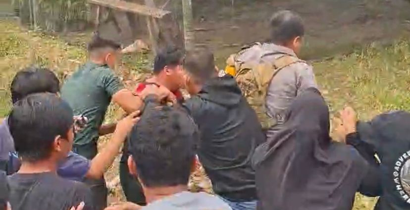 Aksi Heroik Pak Bhabin Salletto Brigpol Rahmat, Selamatkan Pelaku Pembunuhan dari Amukan Massa Aksi Heroik Pak Bhabin Salletto Brigpol Rahmat, Selamatkan Pelaku Pembunuhan dari Amukan Massa